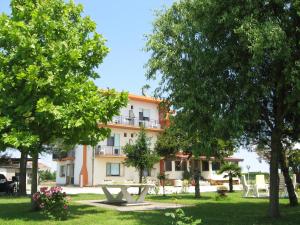 A garden outside B&B Garnì Da Vito