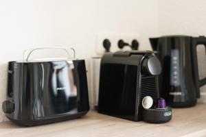 Kaffee-/Teezubehör in der Unterkunft Ferienhaus Ahorn, wunderschöne, neue Wohnungen, ideal für Ausflüge ins Phantasialand, die Städte Köln, Brühl und Bonn oder die Eifel