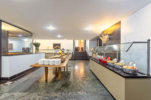Ouro Minas Hotel Belo Horizonte, Dolce by Wyndham的厨房或小厨房