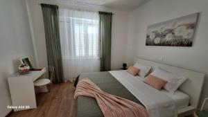 Postel nebo postele na pokoji v ubytování Apartment Banjol 137