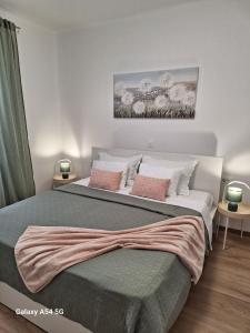 Postel nebo postele na pokoji v ubytování Apartment Banjol 137