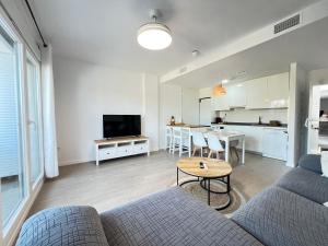 una sala de estar con un sofá y una mesa en PUSHE Playa Granada Beach & Golf 8, en Motril