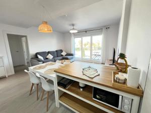 una sala de estar con una mesa y un sofá en PUSHE Playa Granada Beach & Golf 8, en Motril