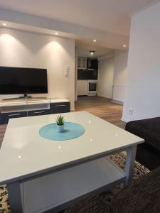 a living room with a table with a plant on it at Nyrenoverat boende nära Astrid Lindgrens Värld in Vimmerby