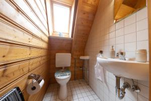 Koupelna v ubytování Ferienhaus "Nordsee Felber" Mellumplate 40 + 34 fotografií