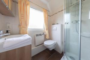 Ένα μπάνιο στο Ferienhaus Vogelsand 10 +35 φωτογραφίες