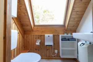 a bathroom with a toilet and a sink at Ferienhaus Robbenplate 11 in Dorum-Neufeld +30 photos