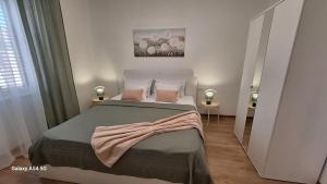 Postel nebo postele na pokoji v ubytování Apartment Banjol 137