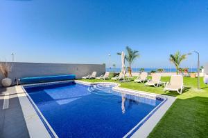 Bazén v ubytování Villa Elisabetta, Luxury Villa with Heated Pool Ocean View in Adeje, Tenerife nebo v jeho okolí