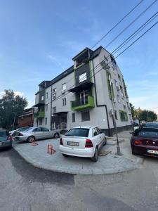 ZlokukjaniにあるLux apartmentsの建物の前に駐車された白い車