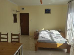 - une chambre avec deux lits, une table et une table dans l'établissement Swineminde Polen ! Apartament Rent Polen Świnoujście, à Ahlbeck