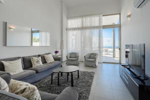 una sala de estar con un sofá y una mesa en Villa Caterina, Luxury Villa with Heated Pool Ocean View in Adeje, Tenerife, en Adeje