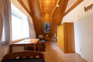 a dining room with a table and a window at Ferienhaus Vogelsand 08 in Dorum-Neufeld