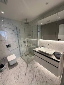 Koupelna v ubytování Enjoy luxury 46 floor apt gym spa
