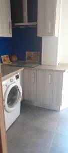 a kitchen with a washer and a washing machine at Piso zona feria in Albacete