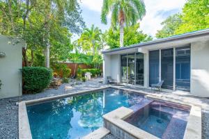 キーウェストにあるContra House -Luxury Home With Poolの家の裏庭にあるプール