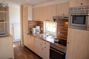 Η κουζίνα ή μικρή κουζίνα στο Ferienhaus Mellumplate 08 +22 φωτογραφίες