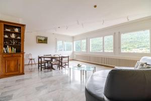Posezení v ubytování Villa con Piscina privata a 100m dal Lago