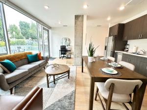 Nimitz Crossing Luxury Residences的厨房或小厨房