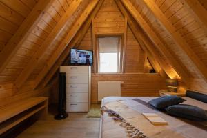 ドルム・ノイフェルトにあるFerienhaus "Julia" Mellumplate 64の木造キャビン内のベッド1台が備わるベッドルーム1室を利用します。