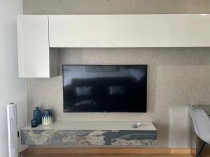 telewizor z płaskim ekranem wiszący na ścianie w obiekcie AMIVERA-MAR, vistas a la Ría de Vigo, Cangas w mieście Cangas de Morrazo