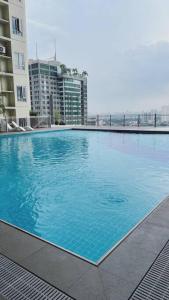 a large blue swimming pool on the side of a building at Bohemian Moderns Style Living- Free Pool- Pet Friendly in Manila