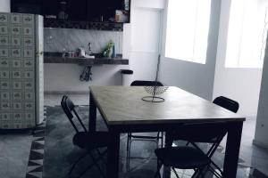 a dining room table and chairs in a kitchen at Casa Sótano, con alberca in Las Delicias