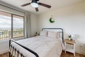 Ένα ή περισσότερα κρεβάτια σε δωμάτιο στο Bluegrass Cabin