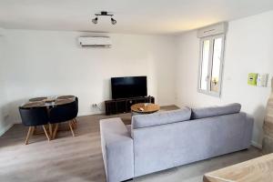 Μια τηλεόραση ή/και κέντρο ψυχαγωγίας στο jolis logements brivistes 5