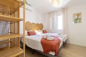 une chambre avec deux lits et une échelle dans l'établissement AdEva Céntrico 3 Habitaciones, à Jerez de la Frontera