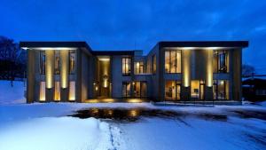 ニセコ町にあるthe kamui niseko - Vacation STAY 49466vの夜雪の大きな建物