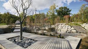 ニセコ町にあるthe kamui niseko - Vacation STAY 49466vの木と岩のある庭園 +3枚の写真