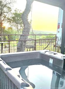 Μπαλκόνι ή βεράντα στο Camping with Hot Tub by Reese Creek