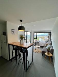 Habitación con mesa, cama y dormitorio. en Penguins Flats 2, en Ushuaia