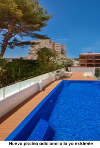 una piscina en la azotea de un edificio en Hotel RH Gijón & Spa, en Gandía