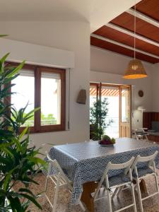 a dining room with a table and chairs at Villa sul mare con magnifico panorama in Arbus