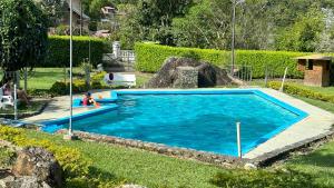 Finca con piscina los Eucaliptos Cali- Pance内部或周边的泳池