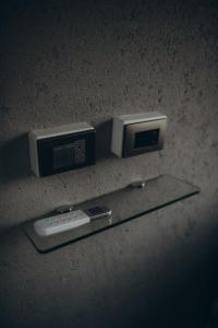 eine Fernbedienung, die auf einer Theke liegt in der Unterkunft El Cubil en Potrero Chico in Hidalgo