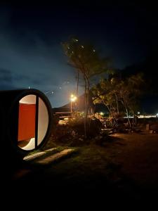 ein Rückspiegel eines Autos bei Nacht in der Unterkunft El Cubil en Potrero Chico in Hidalgo