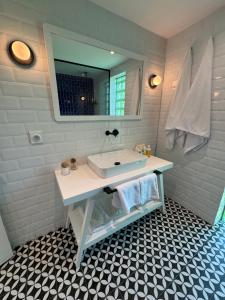 un bagno con un lavandino bianco e uno specchio di Sadef Akkonak a Amasra
