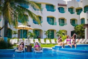 Bazén v ubytování Playa Caracol Hotel & Spa nebo v jeho okolí
