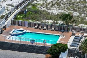 una imagen de una piscina en un resort en Sea Dunes 602, en Fort Walton Beach