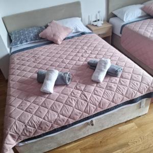 En eller flere senge i et værelse på Studio apartman Delight Vrnjačka banja