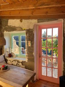 a room with a red door and a window at Rosas märchenhafte Finca mit Pool in Vilaflor
