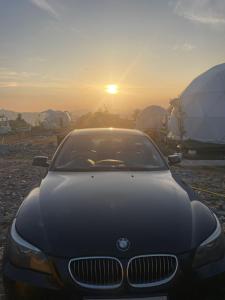 Východ nebo západ slunce při pohledu z luxury tent nebo okolí