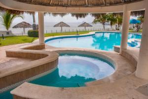 Bazén v ubytování Playa Caracol Hotel & Spa nebo v jeho okolí