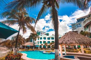 Bazén v ubytování Playa Caracol Hotel & Spa nebo v jeho okolí