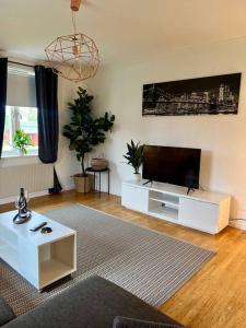 Un televizor și/sau centru de divertisment la Villa Lilla Emma, Mysig Lägenhet i Jädraås, Nära Sjö och Kungsberget
