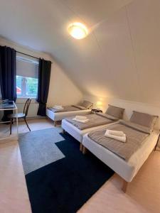 Un pat sau paturi într-o cameră la Villa Lilla Emma, Mysig Lägenhet i Jädraås, Nära Sjö och Kungsberget