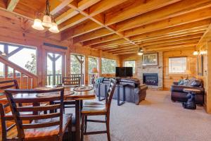 Μια τηλεόραση ή/και κέντρο ψυχαγωγίας στο Sensational Sunset! Sevierville Home with Hot Tub